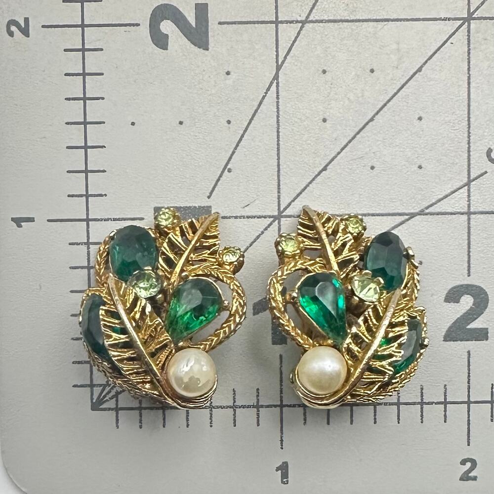 ART vintage gold tone emerald green uranium glass rhinestones clip on earrings - Picture 8 of 8